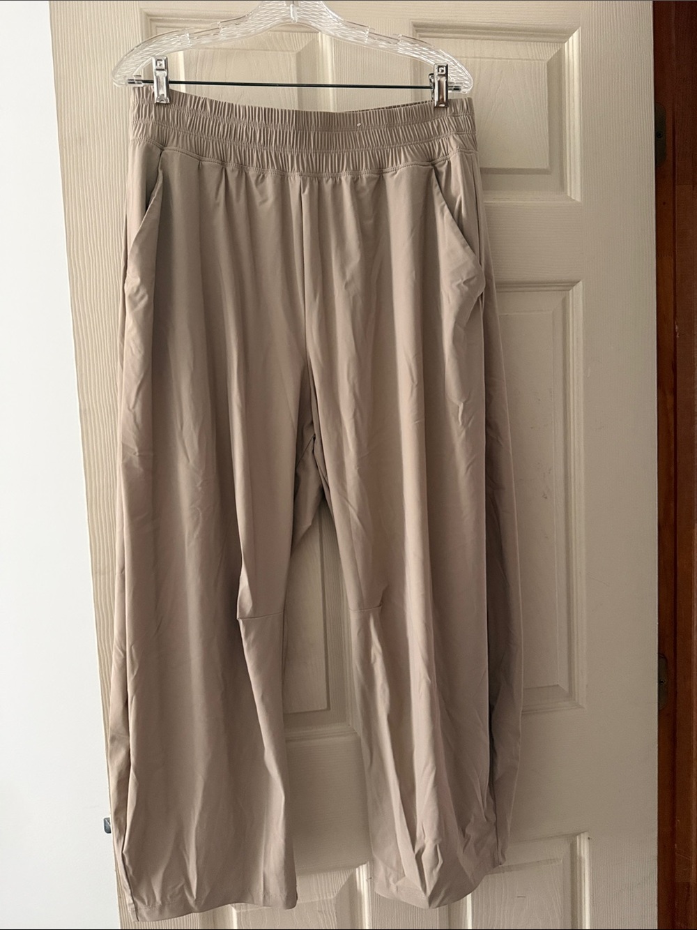 Women’s sleek tech barrel pants Elastic-Waist in Taupe